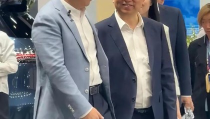 王传福打卡问界展台 余承东亲自讲解：中国车企从竞争走向竞合